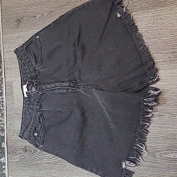 Gianni Bini High Rise Wide Leg Distressed Raw Fringe Hem Shorts in Black. - Picture 2 of 3